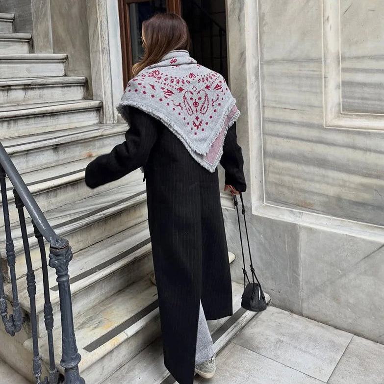 Lenço Quadrado Vintage em Jacquard com Franjas Tricotadas para Mulher - Acessório Suave e Casual de Primavera